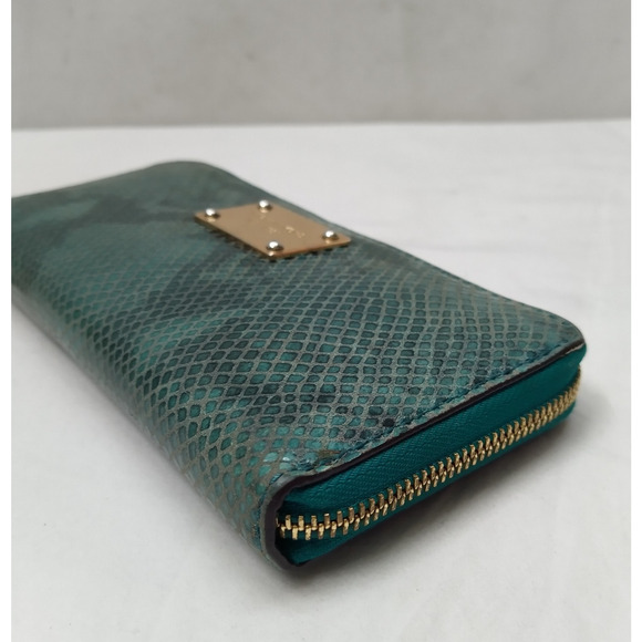 Michael Kors Green Leather Snakeskin Embossed Zip Around Credit Card Wallet - Picture 6 of 16